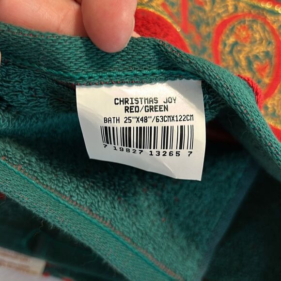 PRIORITY BY SANTEENS NWT Red Green Gold Christmas Joy Bath Towel Decorative - Picture 3 of 5